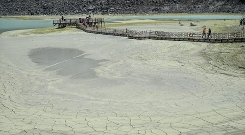 Imbas Kemarau Panjang, Debit Air Danau Kawah Putih Ciwidey Menyusut Hingga 40 Persen