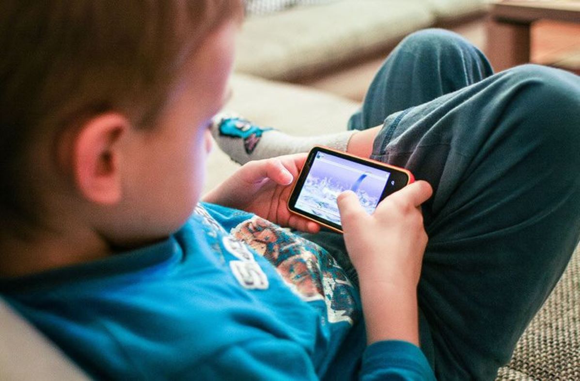 Anak Kecil Kecanduan Bermain Smartphone? Ini 7 Aktivitas Pengganti Screen Time