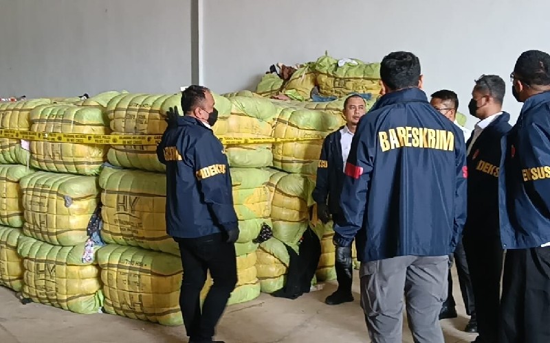 Bareskrim Bongkar Dugaan Impor Ilegal 1.257 Bal Pakaian Bekas di Subang, Nilainya Rp15 Miliar