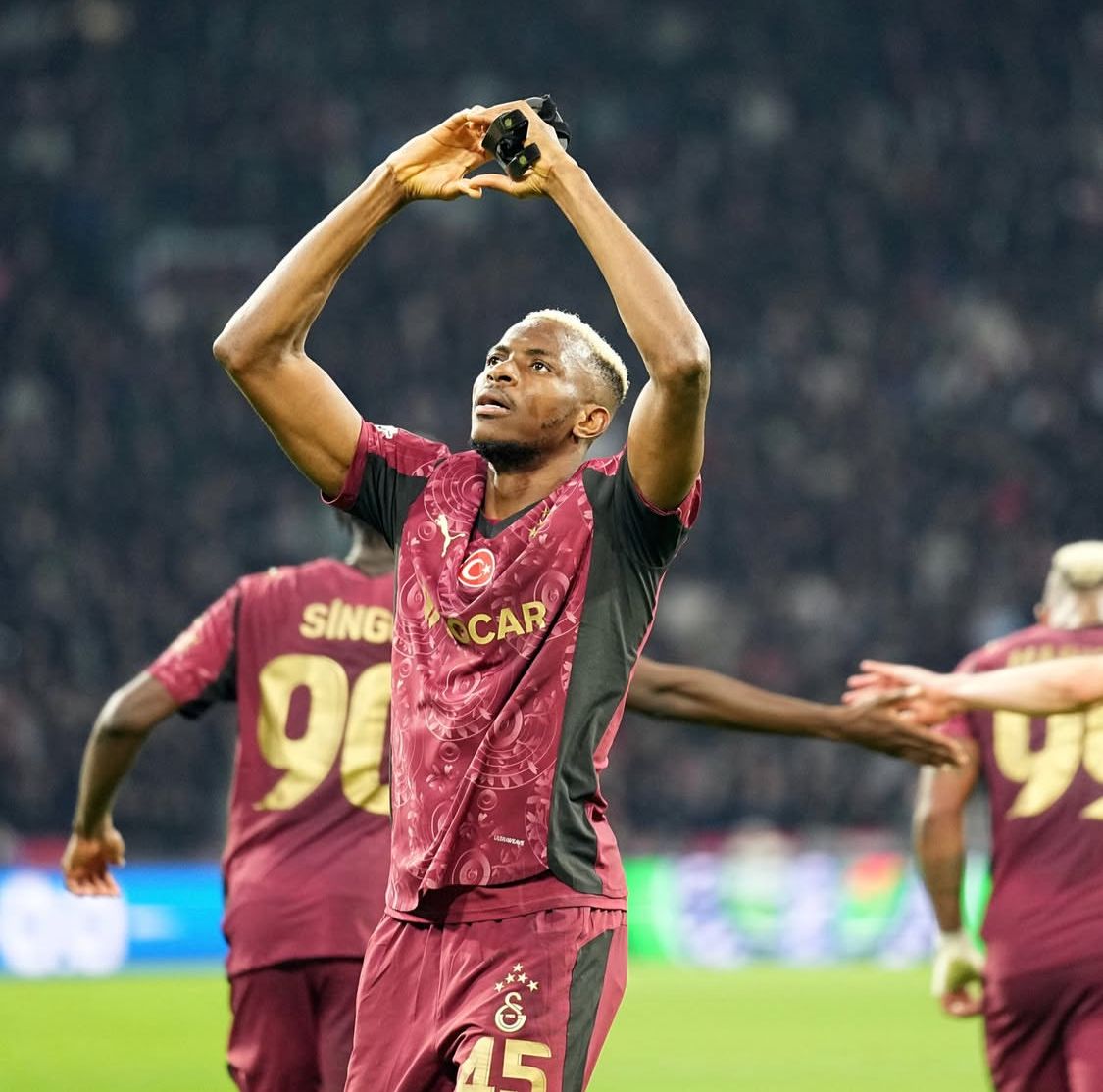 Oshimen Hat-Trick, Galatasaray Hancurkan Ajax 3-0 Di Amsterdam