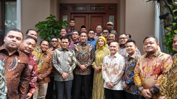 Komisi III DPR Sambangi Kediaman Kapolri Suyudi, Soroti Pembenahan Polri