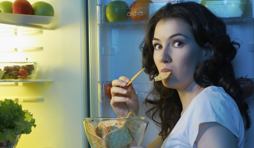 Bukan Cuma Kurang Tidur, Ini Alasan Begadang Bikin Perut Terasa Makin Lapar
