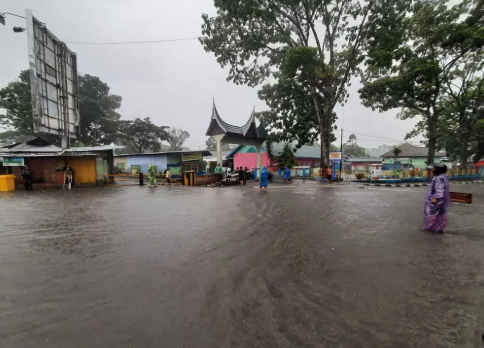 banjir tengah malam terjang bukit tinggi, 8 Rumah dan Mushola terdampak 