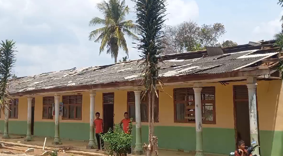 Sekolah Rusak Diterjang Angin Kencang, Siswa SDN 1 Gunung Keramat Gantian Belajar 