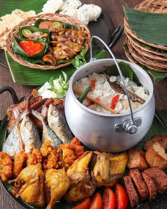 Liwetan, Tradisi Sunda yang Tak Pernah Pudar di Tengah Modernitas