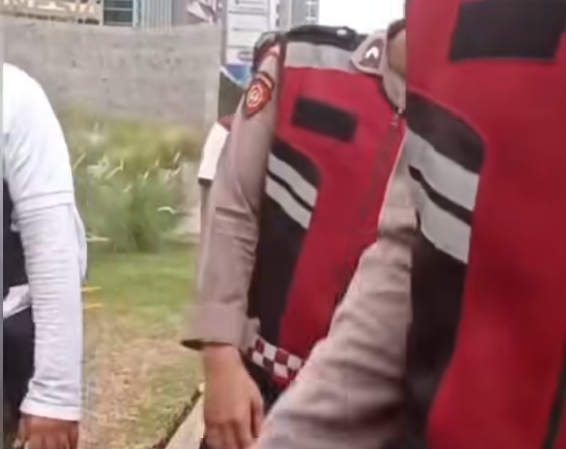 Oknum Polisi Halangi Kerja Jurnalis Liputan Demo Mahasiswa di Bundaran HI