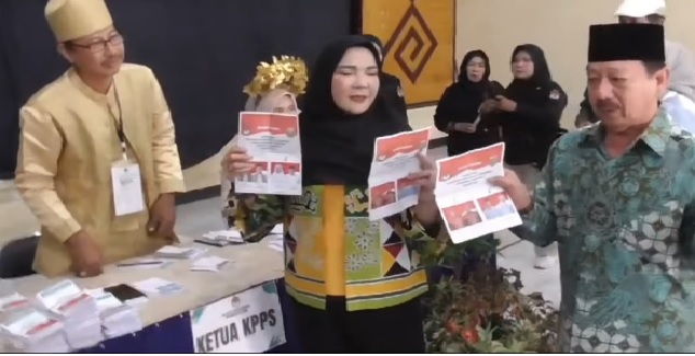  Calon petahana wali kota Bandarlampung Eva Dwiana bersama keluarg mencoblos di TPS 5 Kelurahan Palapa, Kecama