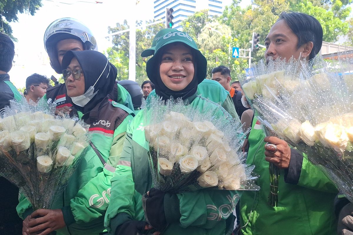Aksi Damai: Ojol dan Polisi Tunjukkan Soliditas di Tengah Kota