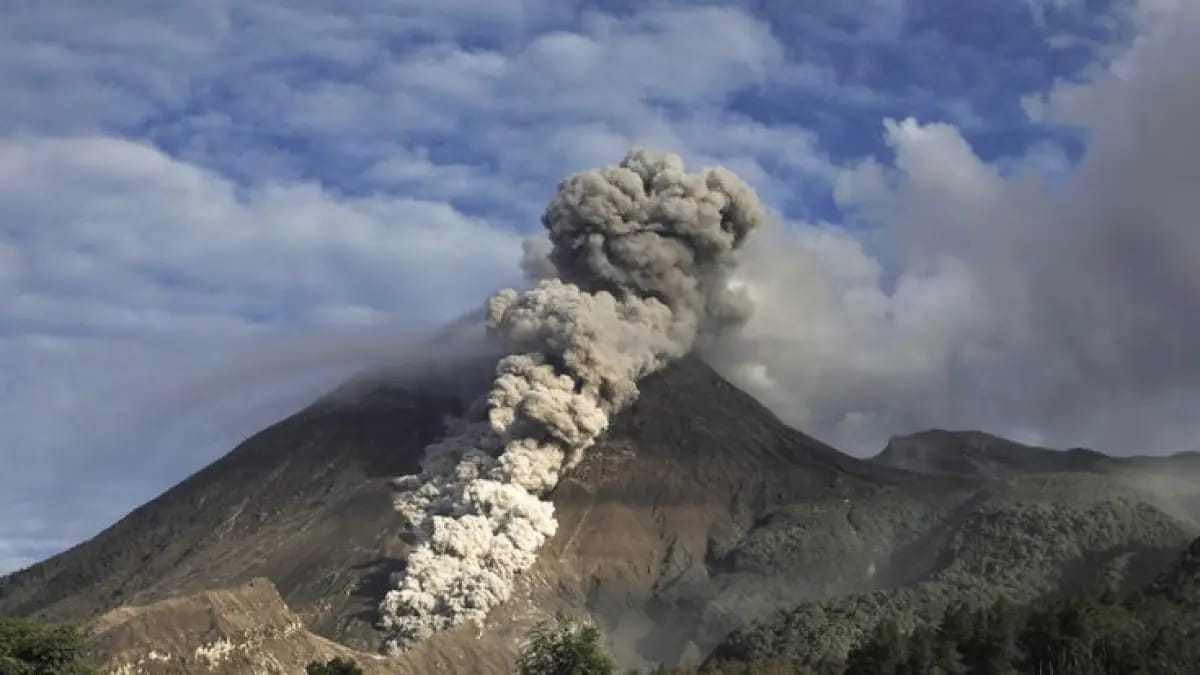 Gunung Ibu di Halmahera Barat Erupsi 5 Kali dalam Sehari, Warga Diimbau Waspada