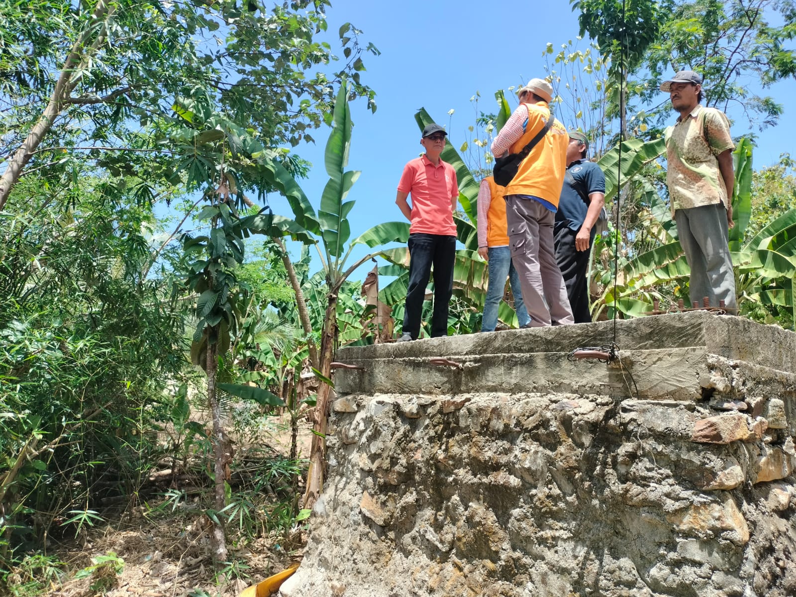 Adi Erlansyah Tinjau Jembatan Gantung yang Putus di Pagelaran Utara