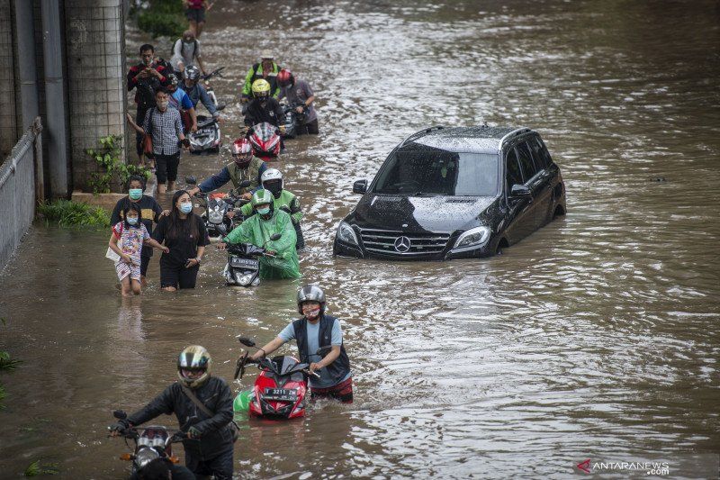 BMKG Peringatkan Hujan Lebat Ekstrem Serang 30 Provinsi Mulai Hari Ini, Banjir Longsor Mengancam Lagi!