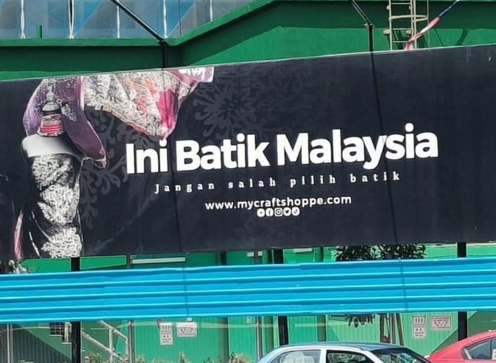 Baliho di Malaysia Bertuliskan “Jangan Salah Pilih Batik”. Batik Indonesia Kembali Diklaim Batik Malaysia