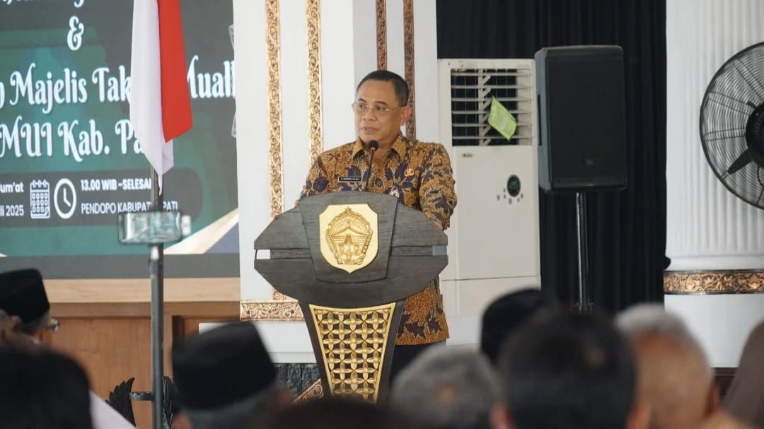 Viral! Bupati Pati Minta Maaf Diantara Lemparan Botol dan Sandal Demonstran