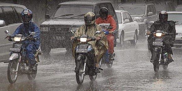 Hujan Datang Tanpa Aba-aba, Pengendara di Bandar Lampung Diminta Selalu Sedia Jas Hujan
