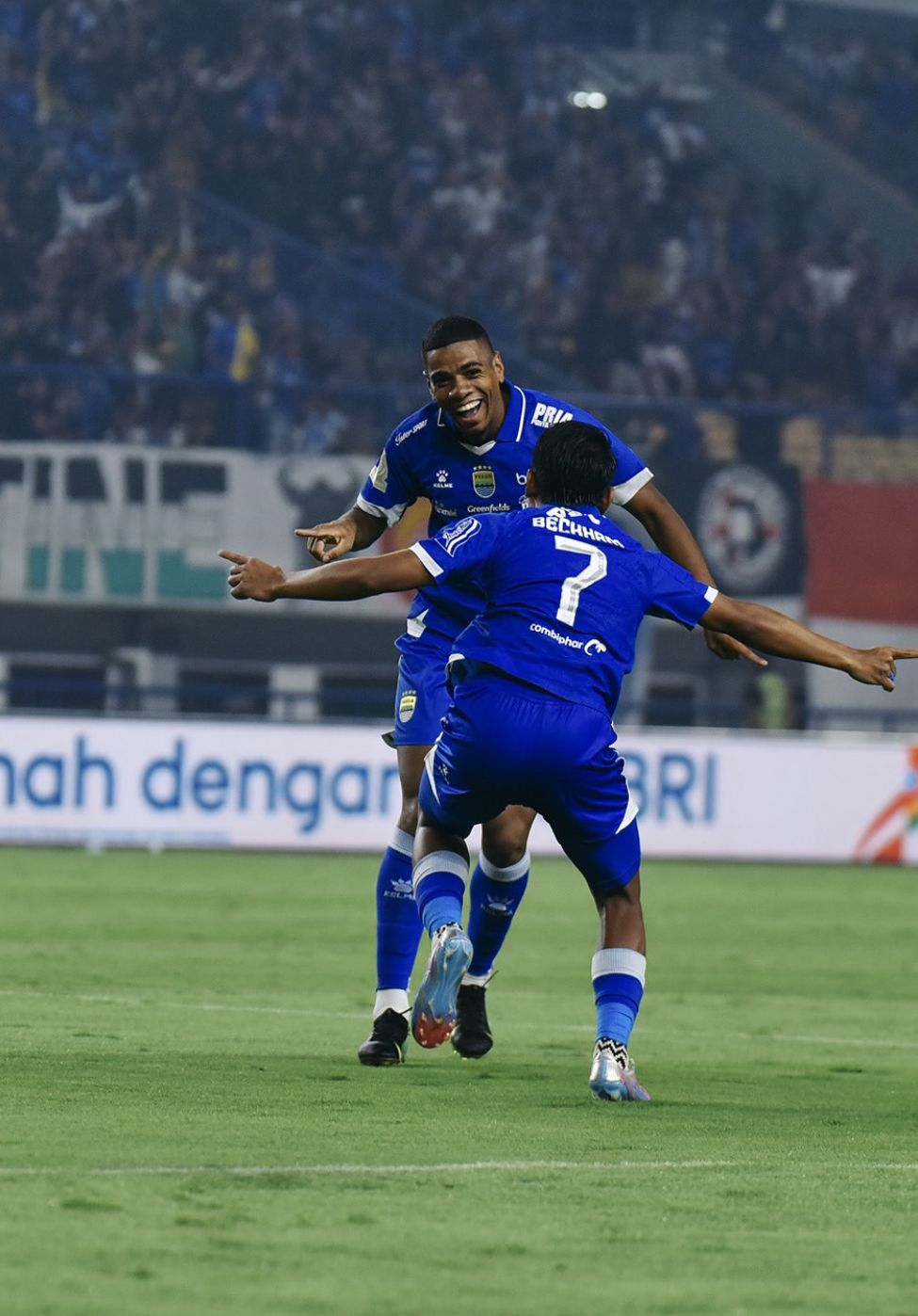 Persib Bandung Taklukan Persis Solo 2-0 Meski Bermain dengan 10 Pemain