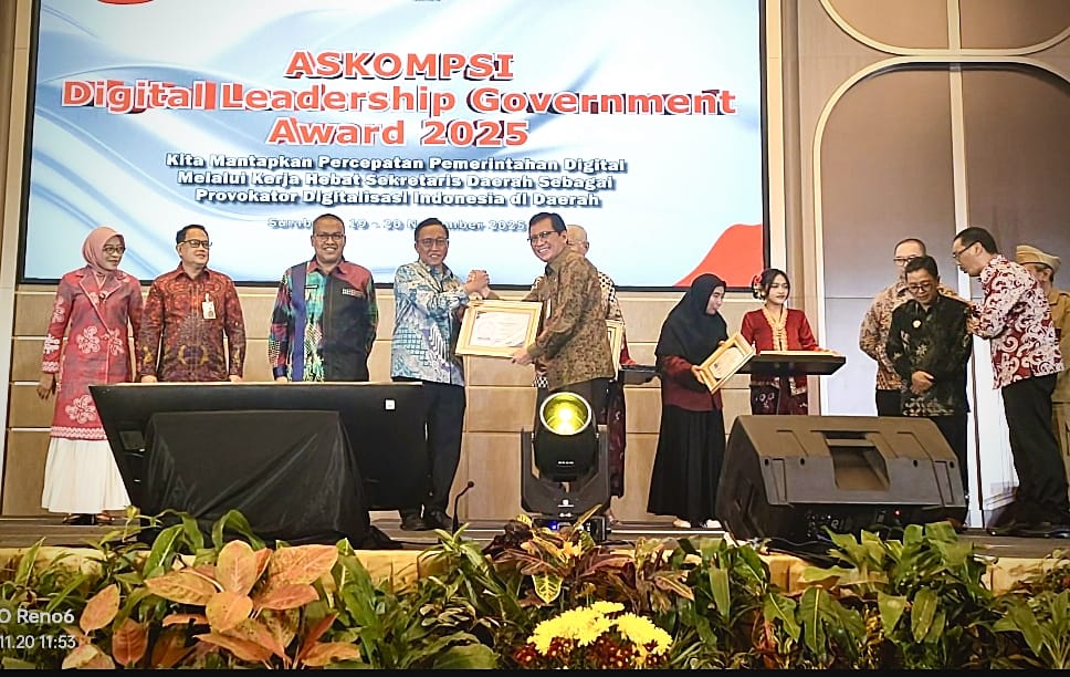 Sekdaprov Lampung Raih Penghargaan Sekda Terbaik pada ASKOMSI Digital Leadership Government Award 2025