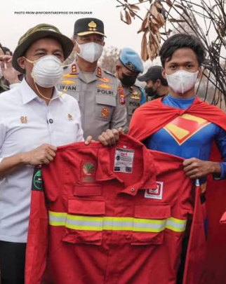Berkostum Superman, Pemuda Ikut Padamkan Karhutla di Palangka Raya