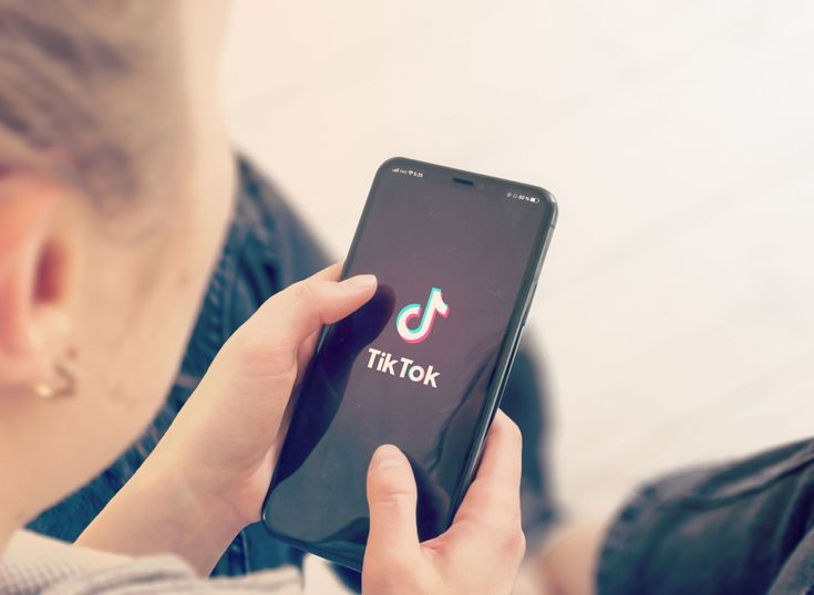 Diktator Budaya Digital: Bagaimana TikTok Mengatur Apa yang Kita Beli dan Dengar
