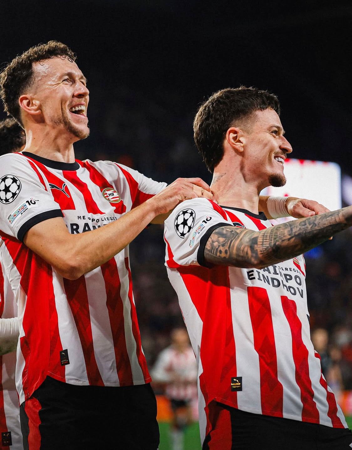 PSV Hancurkan Napoli 6-2: Dennis Man dan Saibari Bikin Stadion Philips Berguncang!