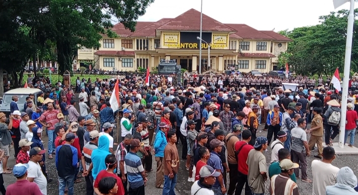 Petani Singkong Demo, Jalintim Macet Hinga Tujuh Kilometer : Pemda Dinilai Gagal Sejahterakan Petani