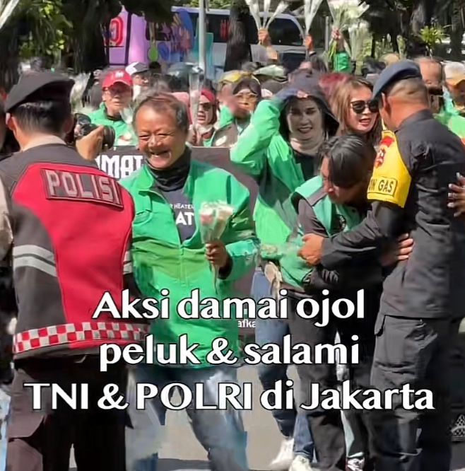 Momen Damai Ojol dan Aparat di Monas, Warganet Ramai Beri Dukungan