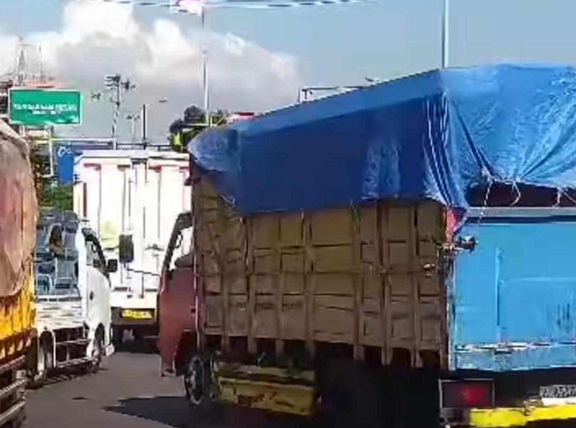 Antrean 'Horor' Kendaraan di Ketapang, Lonjakan Truk Logistik dan Perbaikan Dermaga Jadi Sorotan