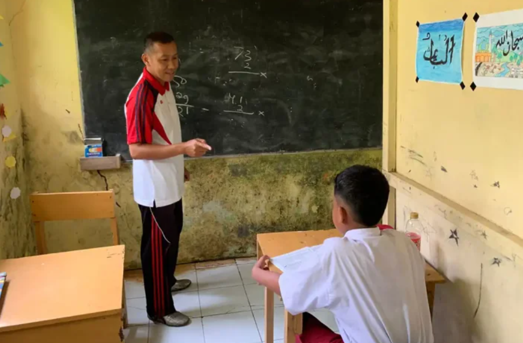 Kisah Guru SD di Pelosok Malang yang Tetap Mengabdi di Tengah Keterbatasan