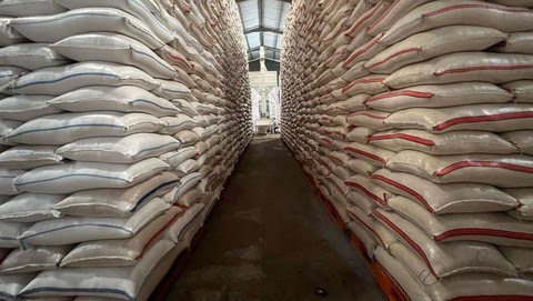 Ratusan Warga Tapteng Nekat Serbu & Menjarah Gudang Bulog Keputusasaan di Tengah Krisis Bantuan Paska Bencana