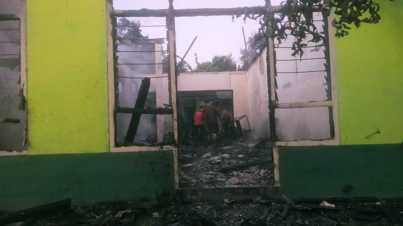 Siswa Tetap Belajar Meski 6 Lokal SMP Muhammadiyah Gisting Lampung Terbakar