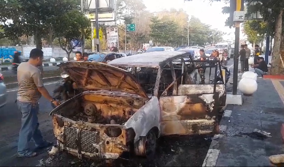 Usai Berwisata di Kolam Renang, Minibus Ditumpangi Satu Keluarga Asal Tanggamus Ludes Terbakar 