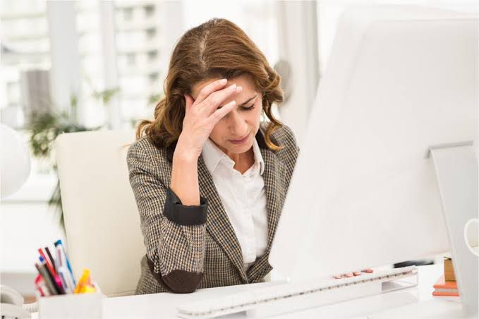 Terlalu Lama di Depan Layar Bisa Ganggu Kesehatan Mata, Begini Cara Mencegahnya!