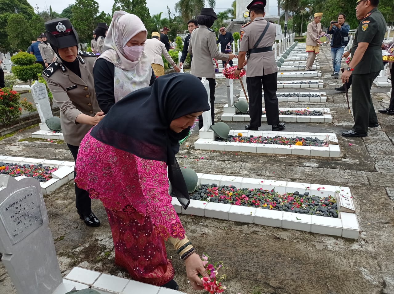 Ingat Jasa Pahlawan di Momen HUT ke 432 Kota Bandar Lampung, Walikota Eva Ziarah TMP