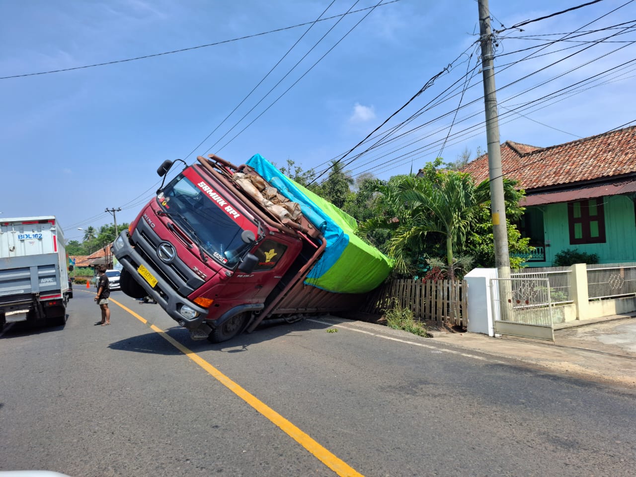 Truk Batubara Pecah Ban Tabrak Pagar Rumah Warga