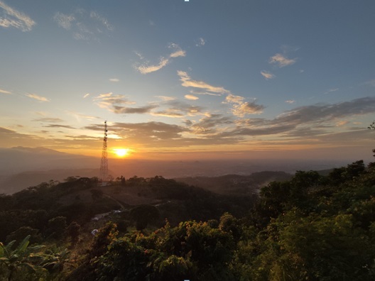 Menikmati Surya Tenggelam dan City Light Bandar Lampung dari Bukit Pemancar PJR Gunung Balau 