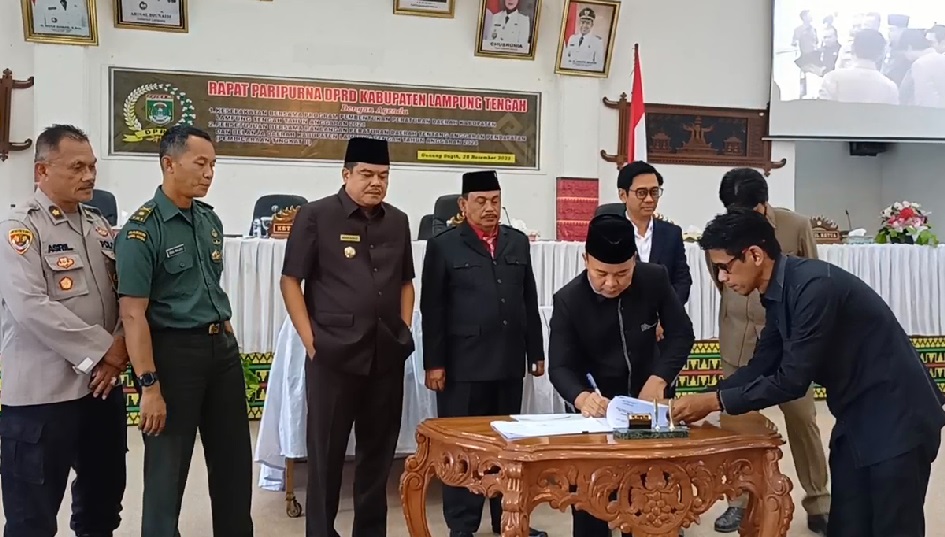 Bupati dan DPRD Sahkan APBD Lampung Tengah Tahun 2024