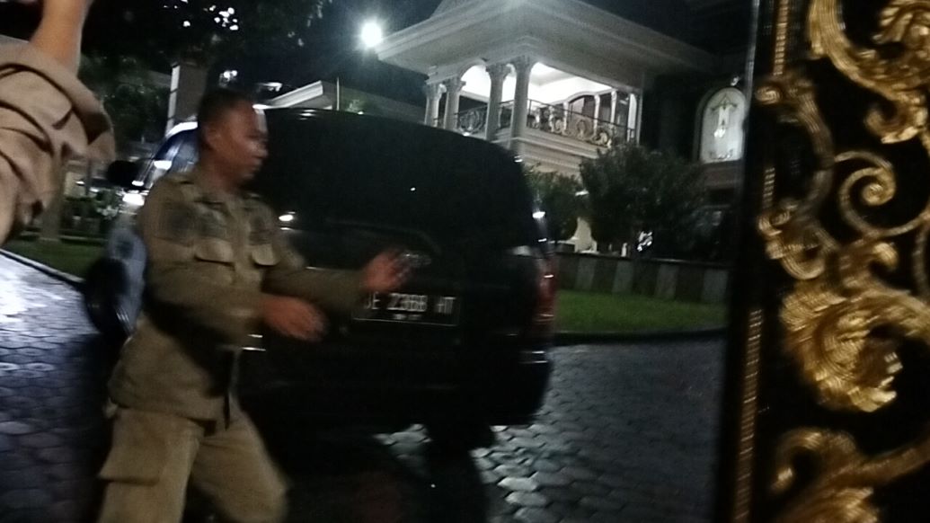Belum Kelar Hingga Malam, Penggeledahan Rumah Eks Bupati Pesawaran Dramatis 