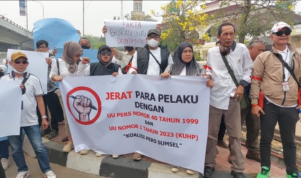 Ratusan Jurnalis Geruduk Mapolda Sumsel, Desak 3x24 Jam Pelaku Pengeroyokan Wartawan Ditangkap
