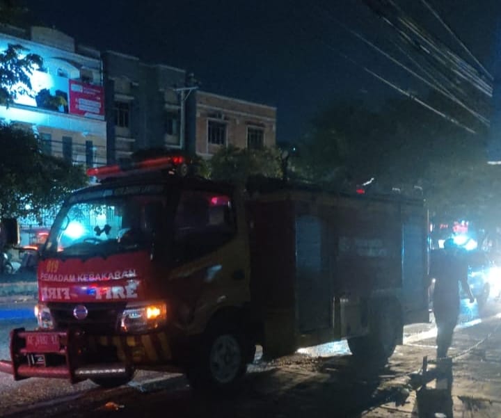 Gardu Listrik PT PLN Jalan Teuku Umar Bandar Lampung Meledak dan Terbakar