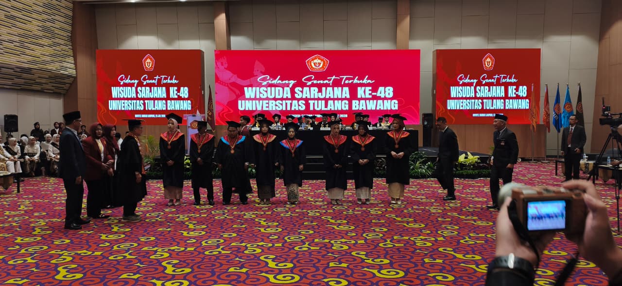UTB Lampung Wisuda 305 Mahasiswa, Rektor Harapkan Bisa Bermanfaat di Masyarakat