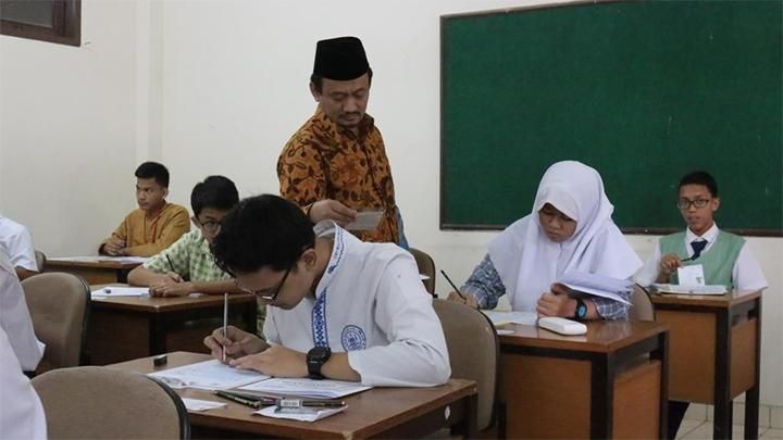 Mulai Tahun Depan, Insentif Guru Honorer Naik Jadi Rp400 Ribu per Bulan