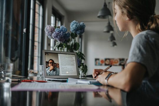 Risiko Menggunakan Laptop Saat Sedang Diisi Daya yang Sering Diabaikan