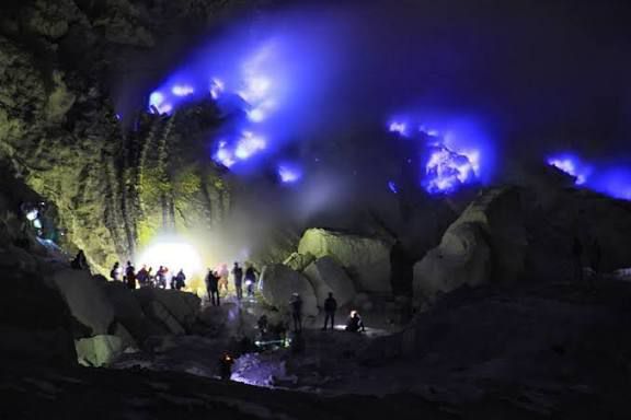 Mitos Atau Fakta?, Api Biru Kawah Ijen dan Danau Asam Terbesar Sebuah Spektrum Geologi Langka