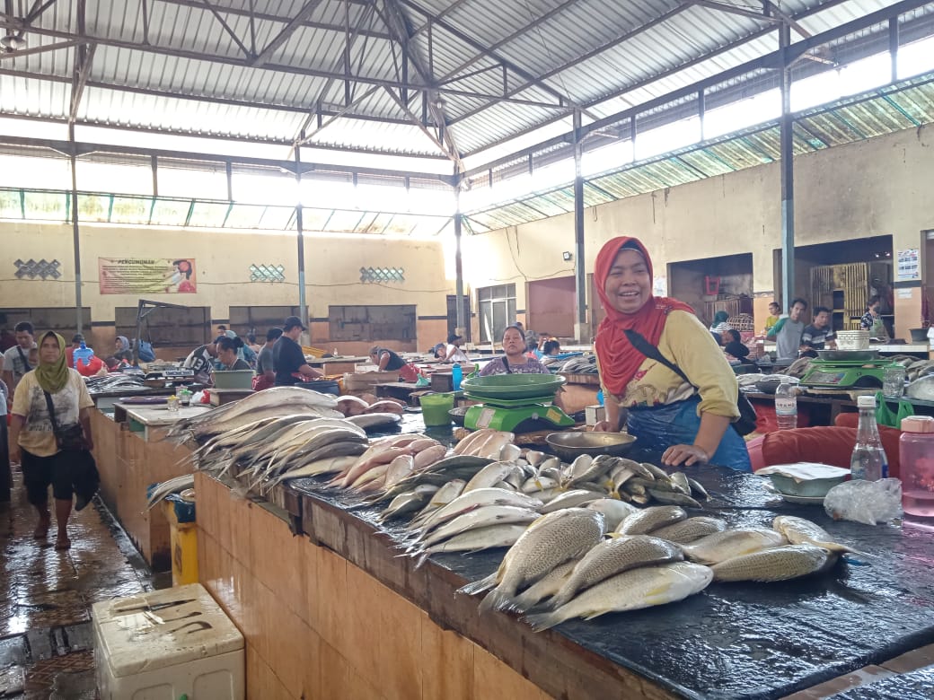 Harga Ikan Segar Stabil, Penjual Akui Sepi Pembeli di Pasar Gudang Lelang