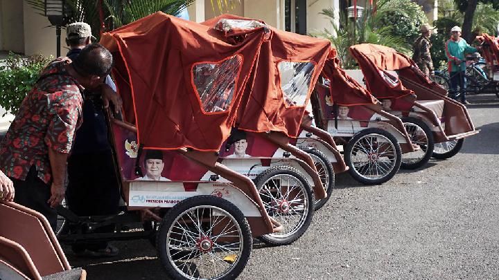 Prabowo Serahkan 140 Becak Listrik Gratis untuk Abang Becak di Kendal