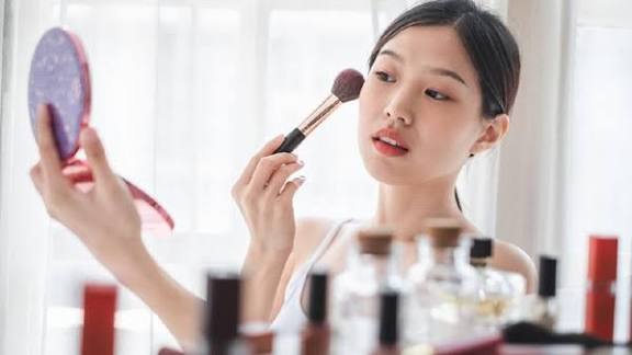 Rahasia Makeup Natural yang Tahan Seharian