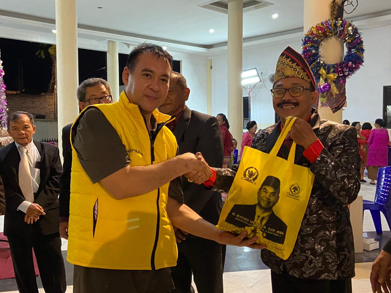 Hangatnya Toleransi, Duet Rycko Menoza - Handitya Narapati Tebar Kebaikan di HKBP Kedaton