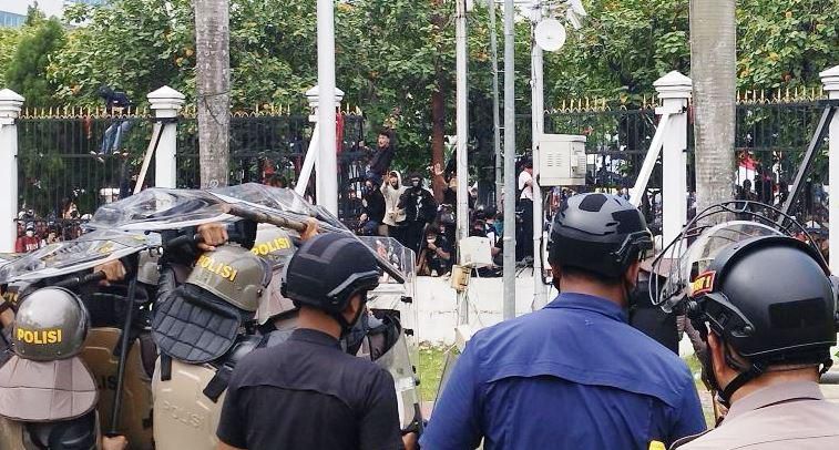 Massa Demo Jebol Gerbang DPR, Aksi Ricuh Terjadi di Kompleks Parlemen