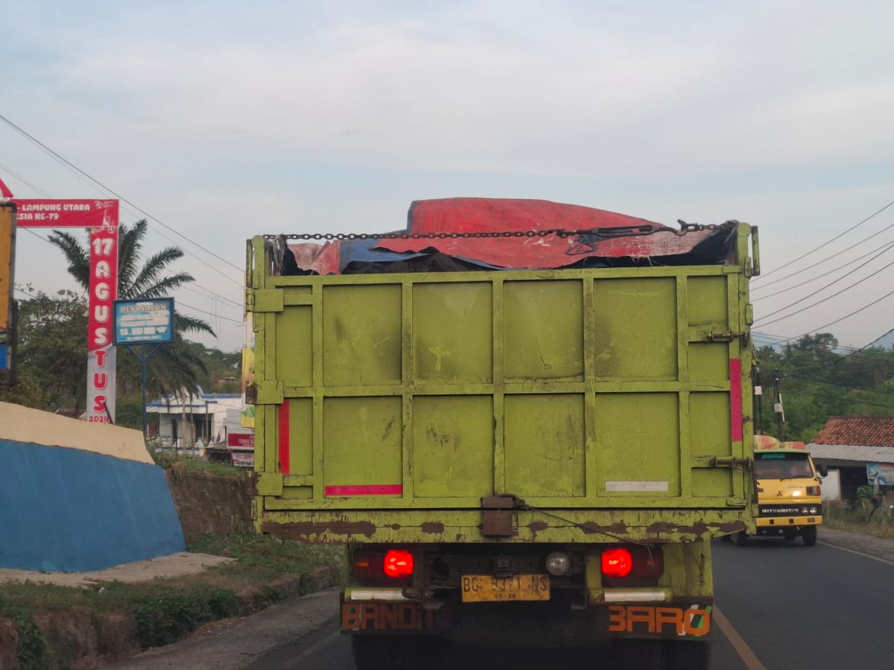 Selain Malam, Konvoi Truk Batubara Melenggang Siang Hari