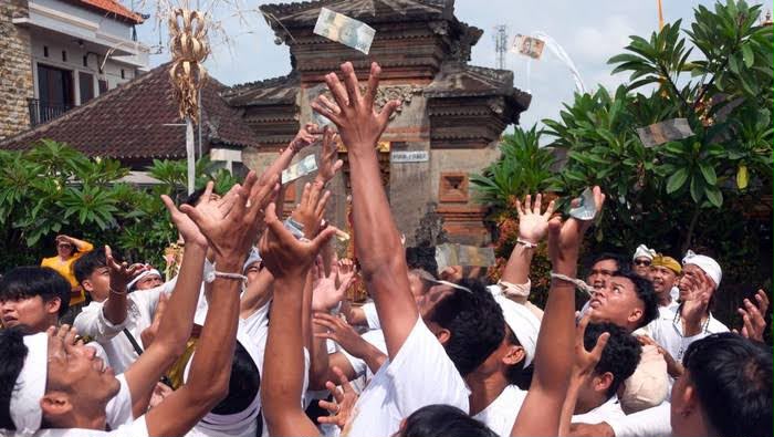 Mesuryak, Tradisi Unik di Bali untuk Mengantar Leluhur dengan Taburan Uang
