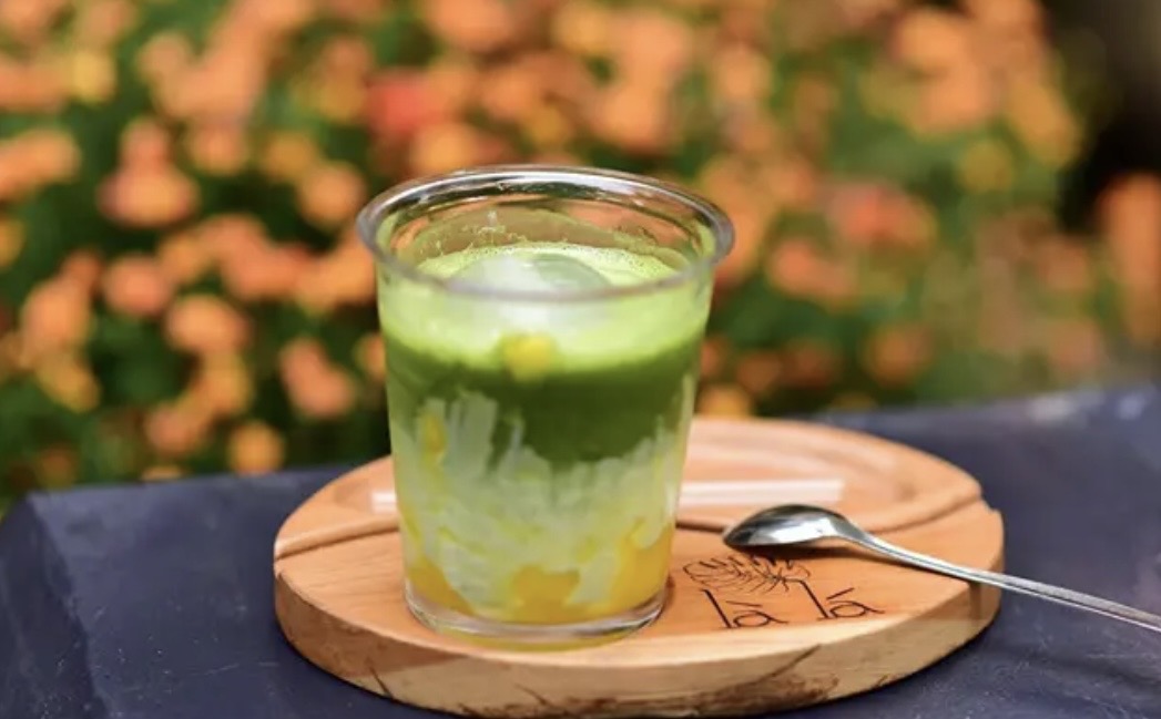 Iced Mango Matcha Coconut, Minuman Tiga Lapis dengan Perpaduan Mangga dan Kelapa